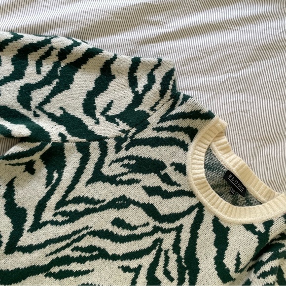 NWT Eloquii Green & Cream PLUS 22 Zebra Statement Shoulder  Crew Neck Sweater - Picture 5 of 8